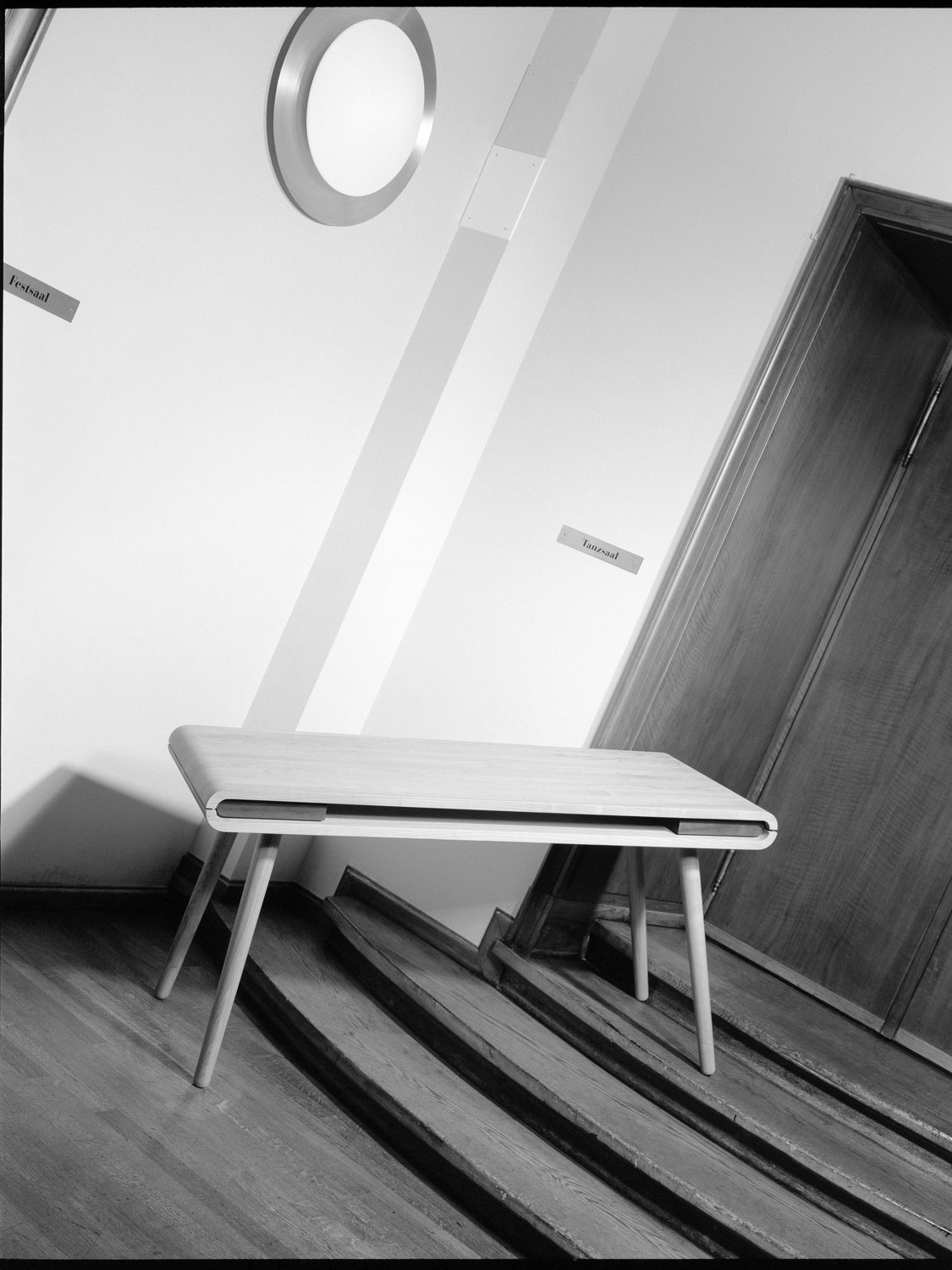 B&uuml;rotisch Calla in Kirschbaum bei einem Fotoshooting im Casinotheater Winterthur