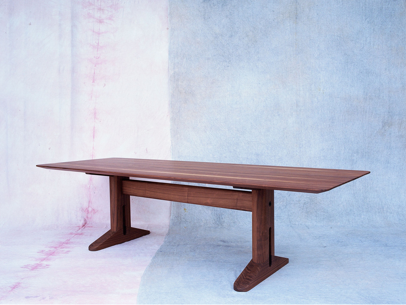 Esstisch Edo, Nussbaum massiv (Massivholz), 260 × 100 cm, hergestellt in Winterthur