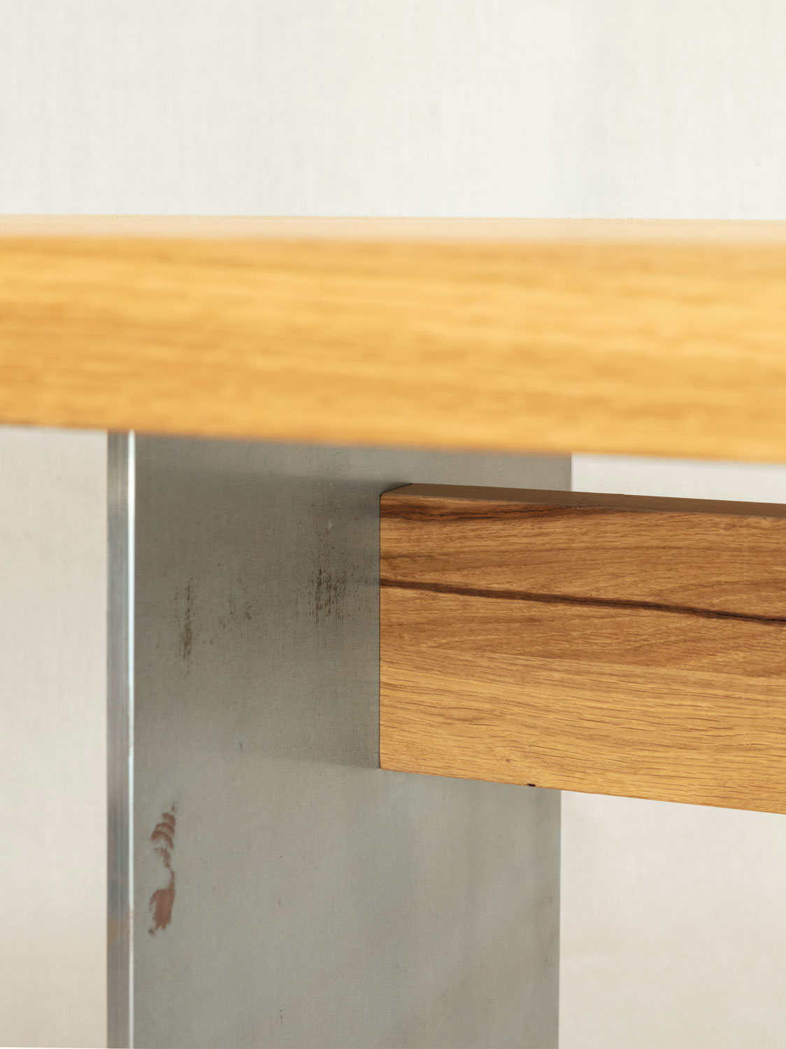 Esstische Ferro, Asteiche massiv (Massivholz), Wangen Stahl roh