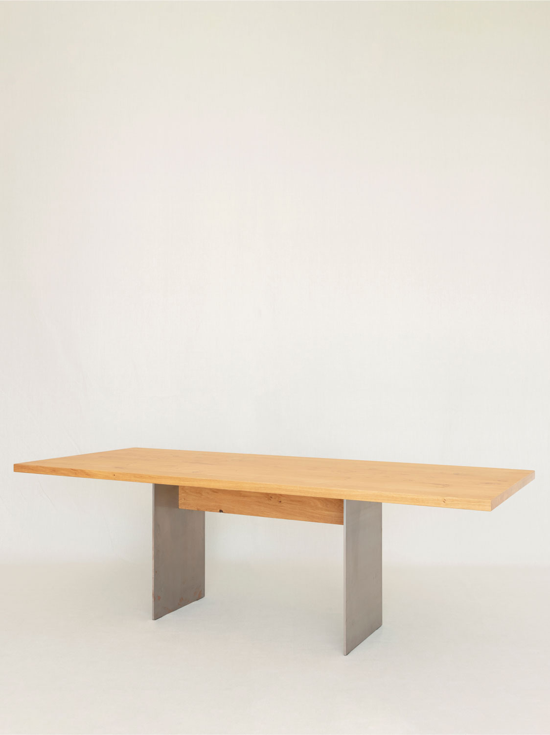 Esstische Ferro, Asteiche massiv (Massivholz), 240 × 100 cm, Wangen Stahl roh