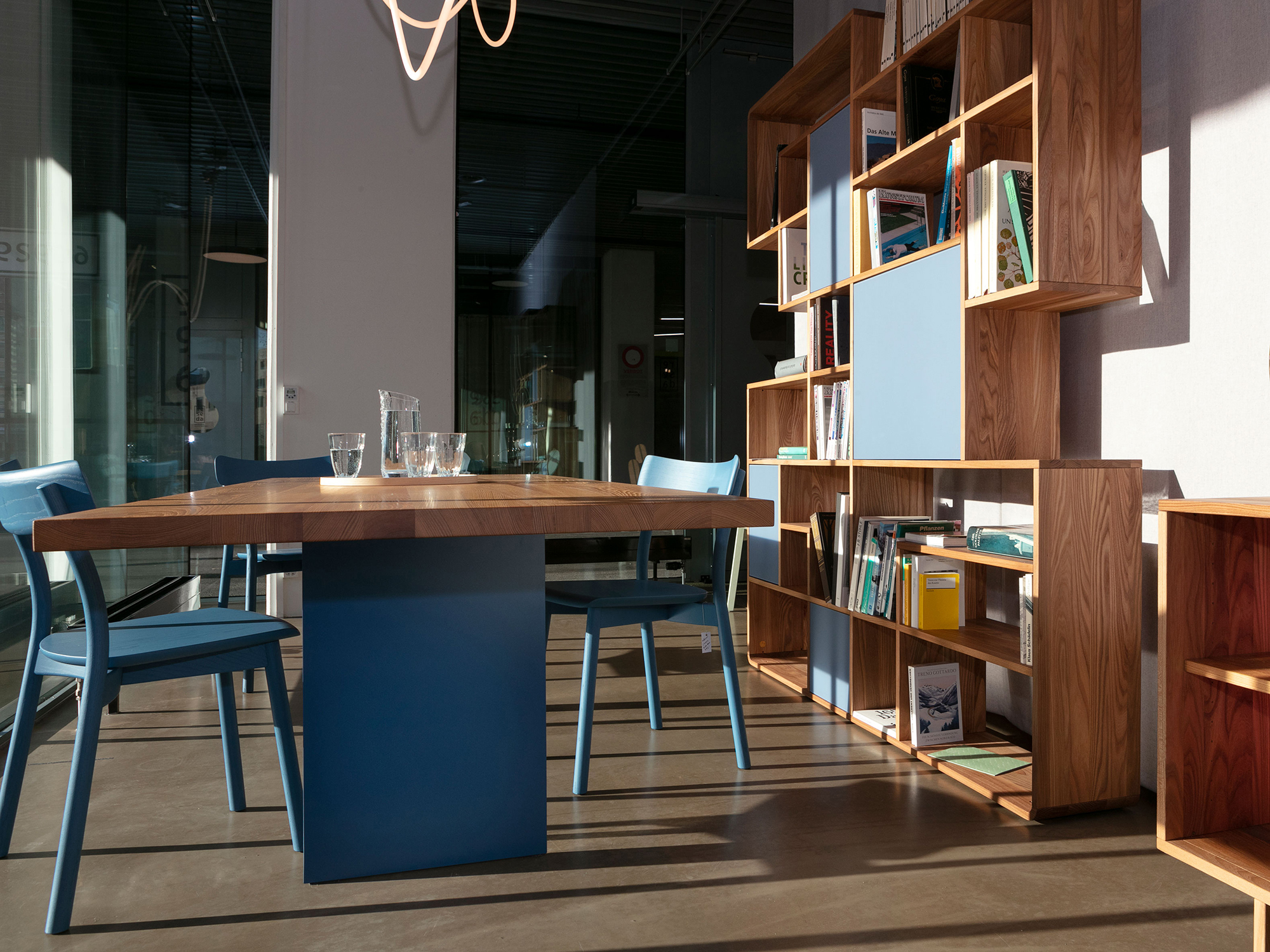 Esstische Ferro, Ulme massiv (Massivholz), 240 × 100 cm, Wangen farbig lackiert