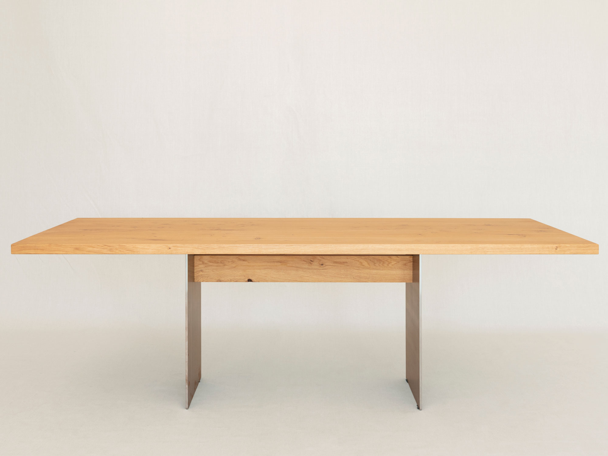 Esstische Ferro, Asteiche massiv (Massivholz), 240 × 100 cm, Wangen Stahl roh