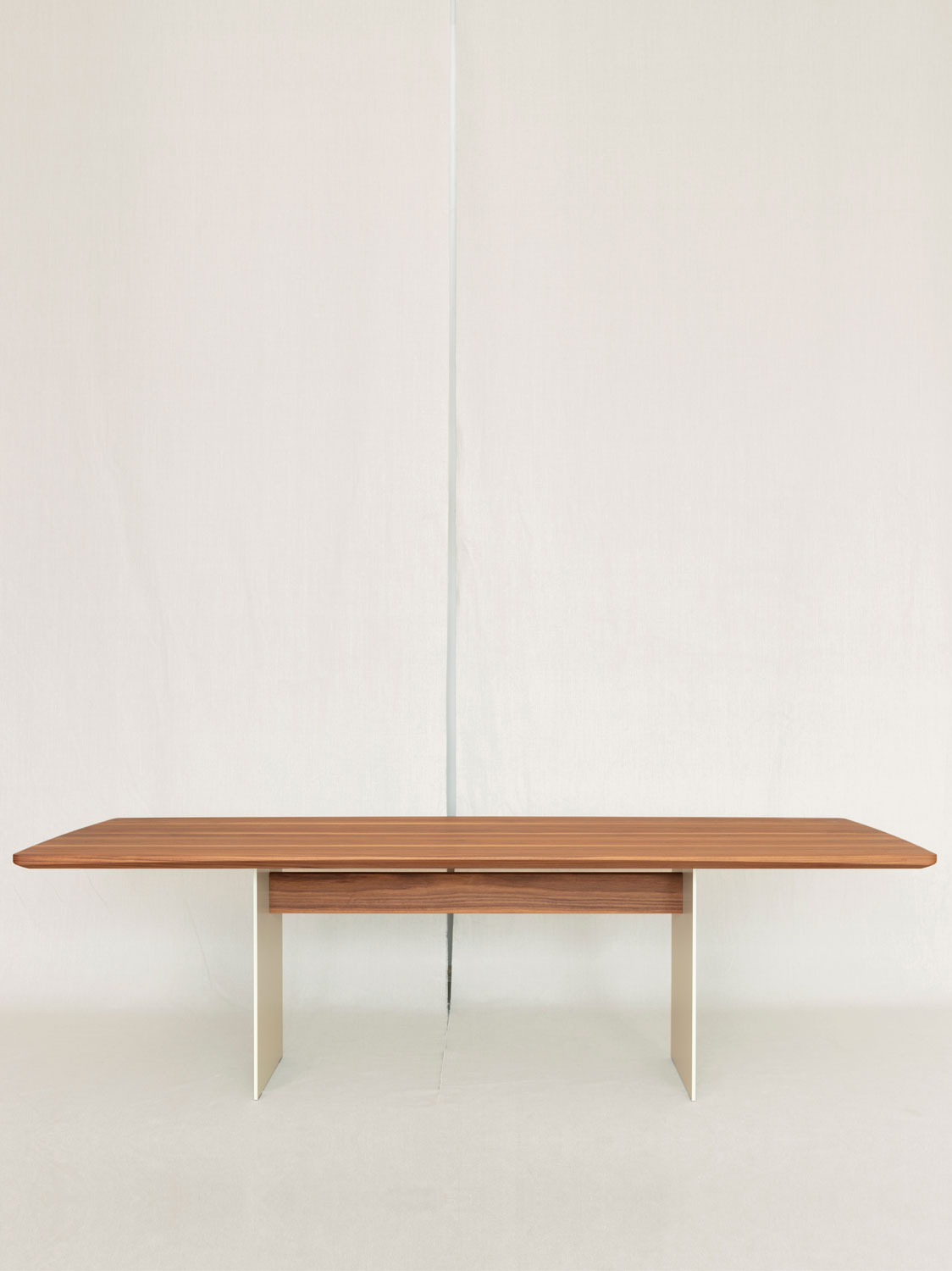 Esstische Ferro Cupa, Nussbaum massiv, 250 × 105 cm (Massivholz), Wangen farbig lackiert