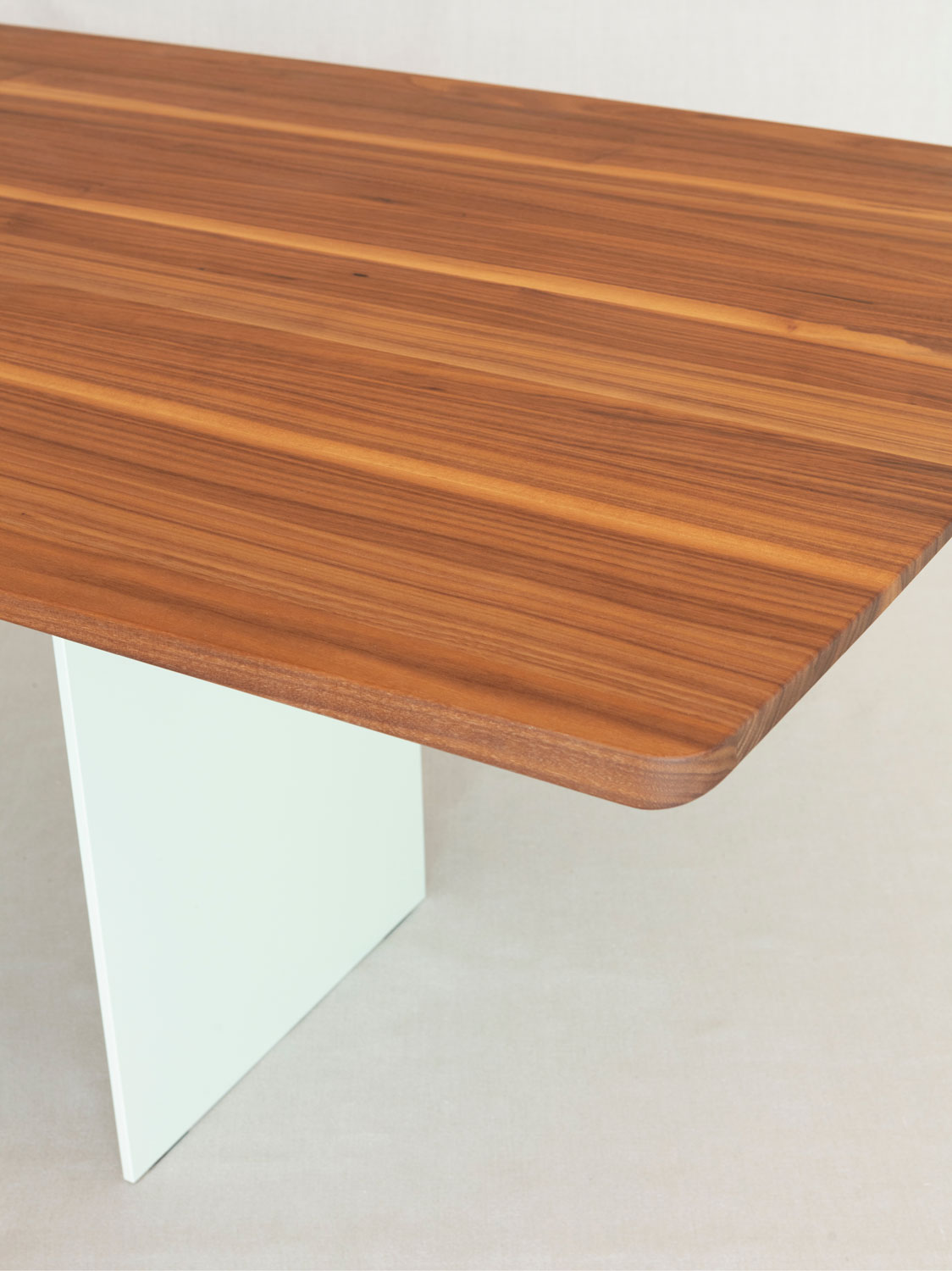 Esstische Ferro Cupa, Nussbaum massiv (Massivholz), Wangen farbig lackiert