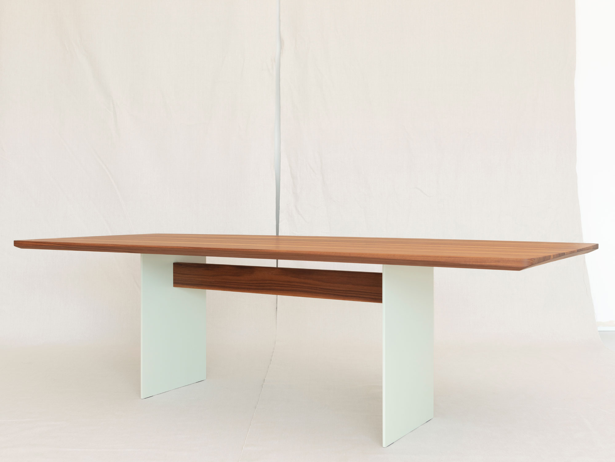 Esstische Ferro Cupa, Nussbaum massiv (Massivholz), 250 × 105 cm, Wangen farbig lackiert