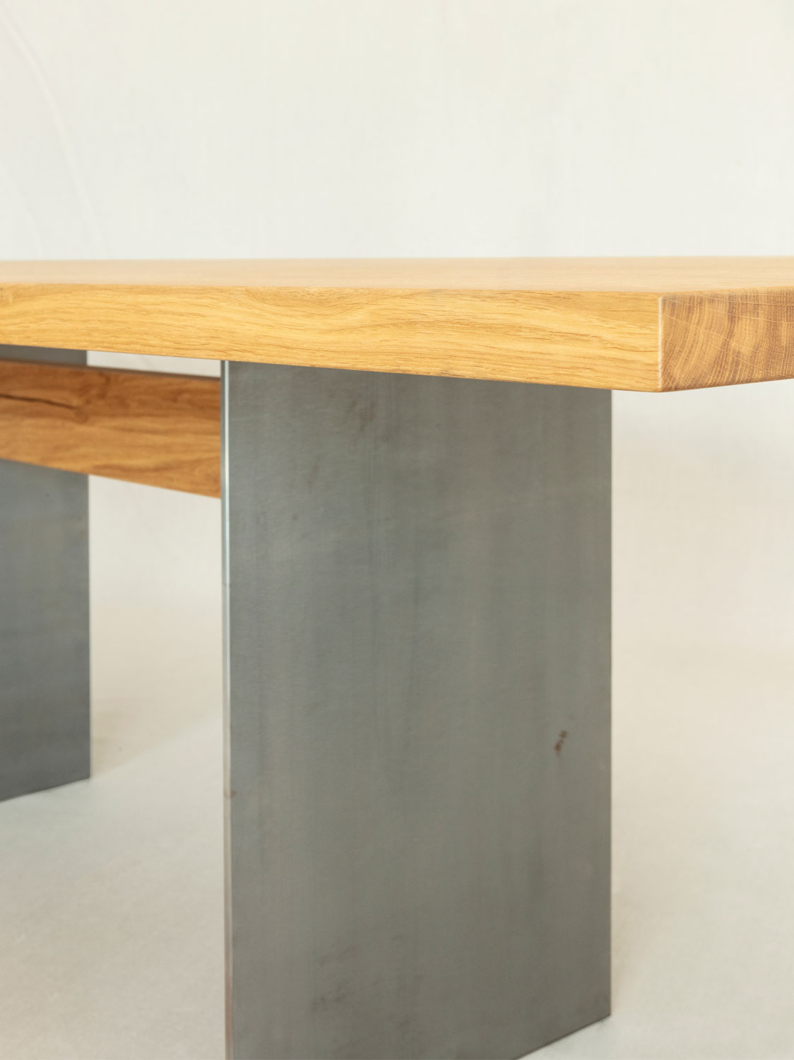 Esstische Ferro, Asteiche massiv (Massivholz), Wangen Stahl roh