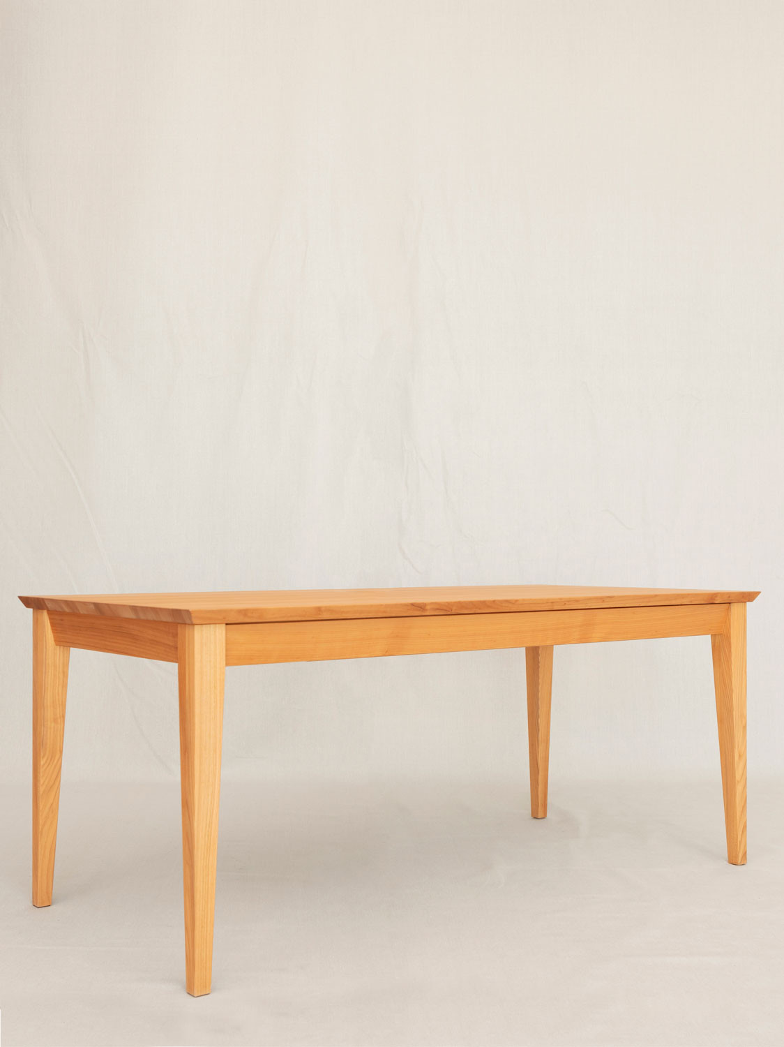 Ausziehbarer Esstisch Filago, Kirschbaum massiv (Massivholz), 180 x 85 cm, hergestellt in Winterthur