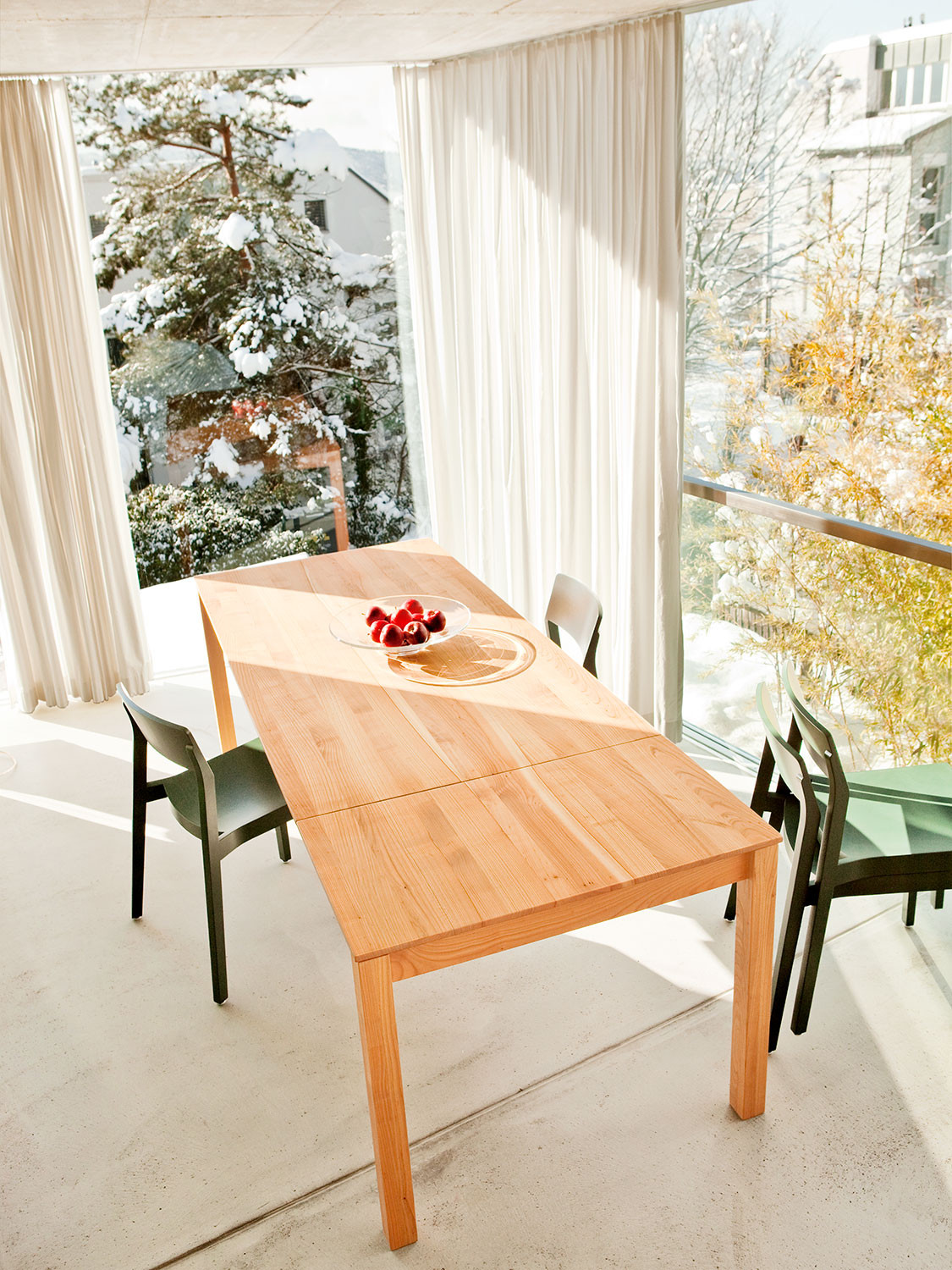 Ausziehbarer Esstisch Flava in Kirschbaum massiv (Massivholz), 180 / 230 x 90 cm, hergestellt in Winterthur