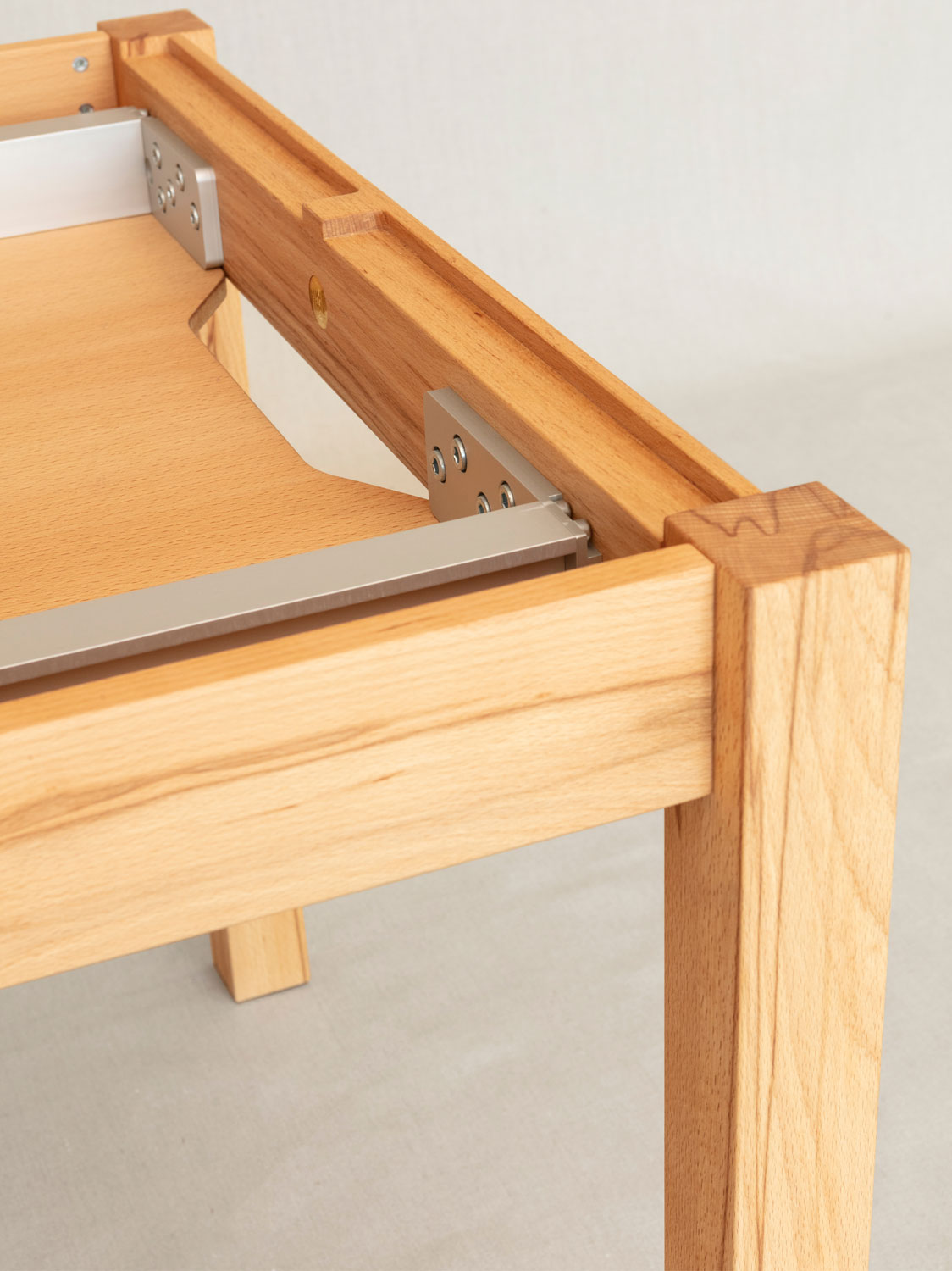 Ausziehbarer Esstisch Flava in Kernbuche massiv, Detail des Auszuges