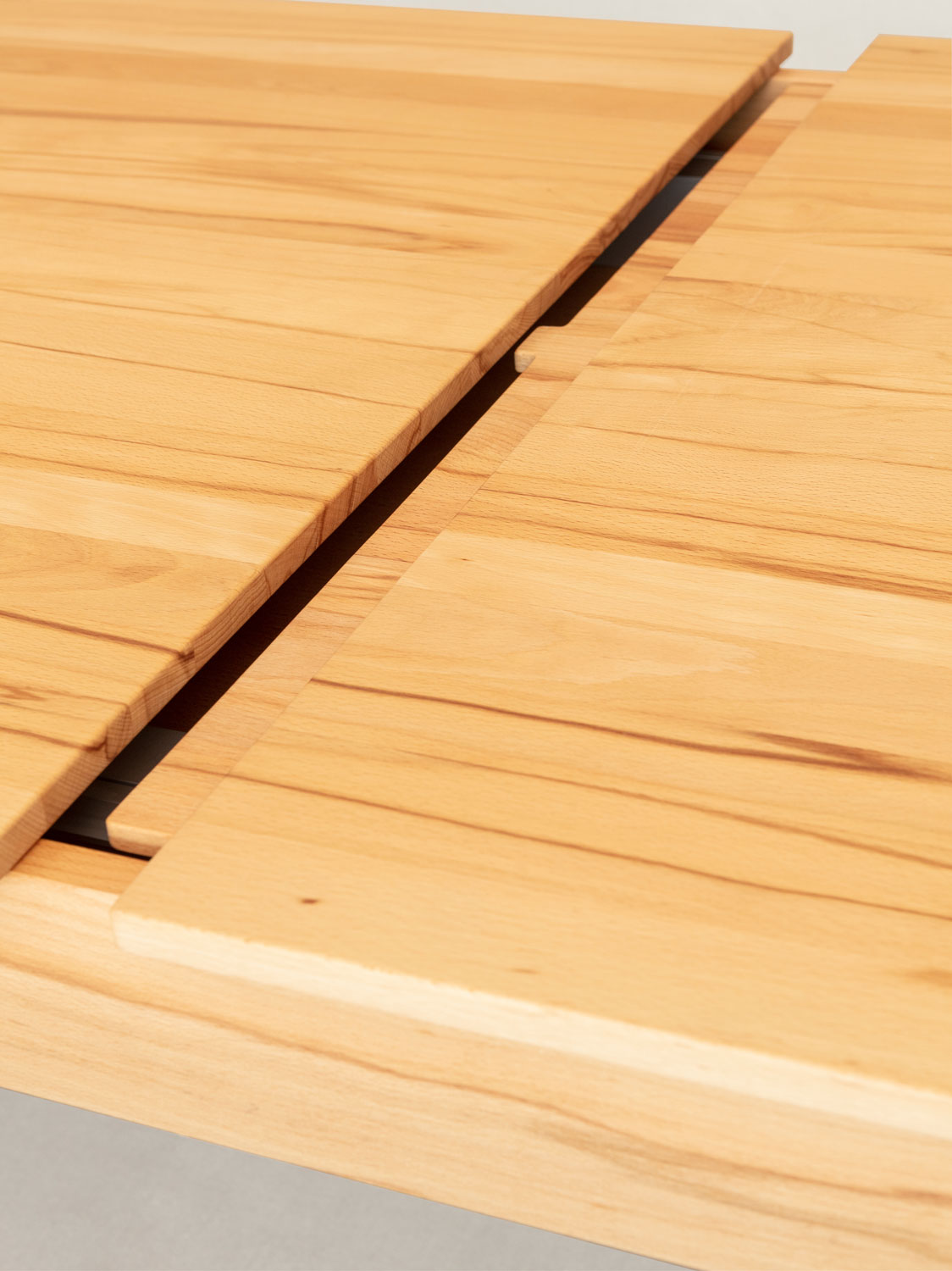 Ausziehbarer Esstisch Flava in Kernbuche massiv, Detail der Einlegeplatte