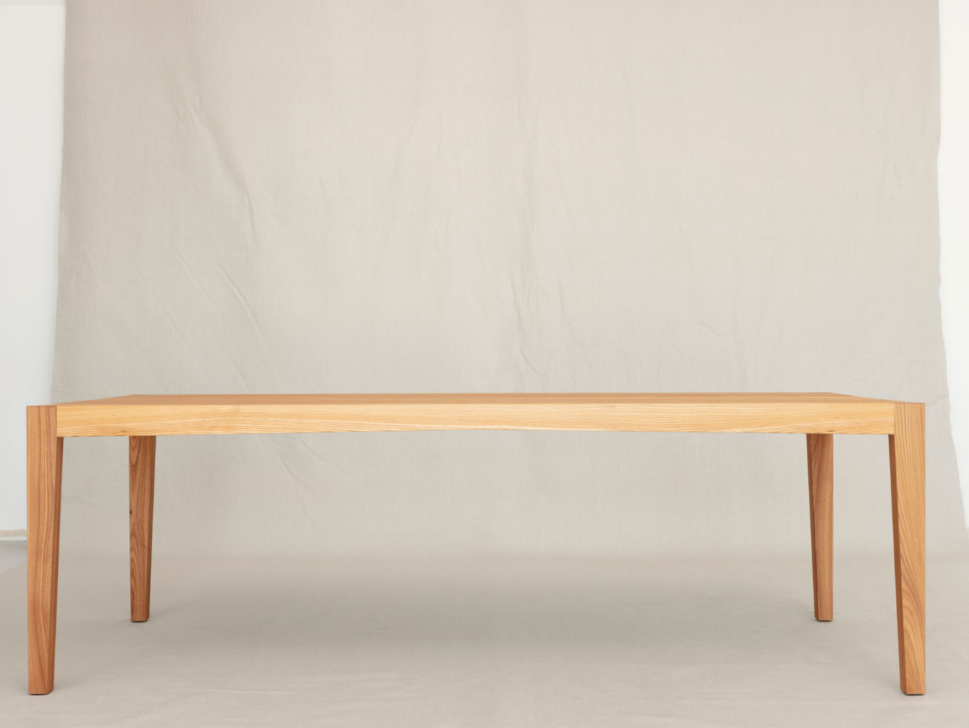 Esstisch Iberis, Ulme massiv (Massivholz), 230 × 85 cm, hergestellt in Winterthur