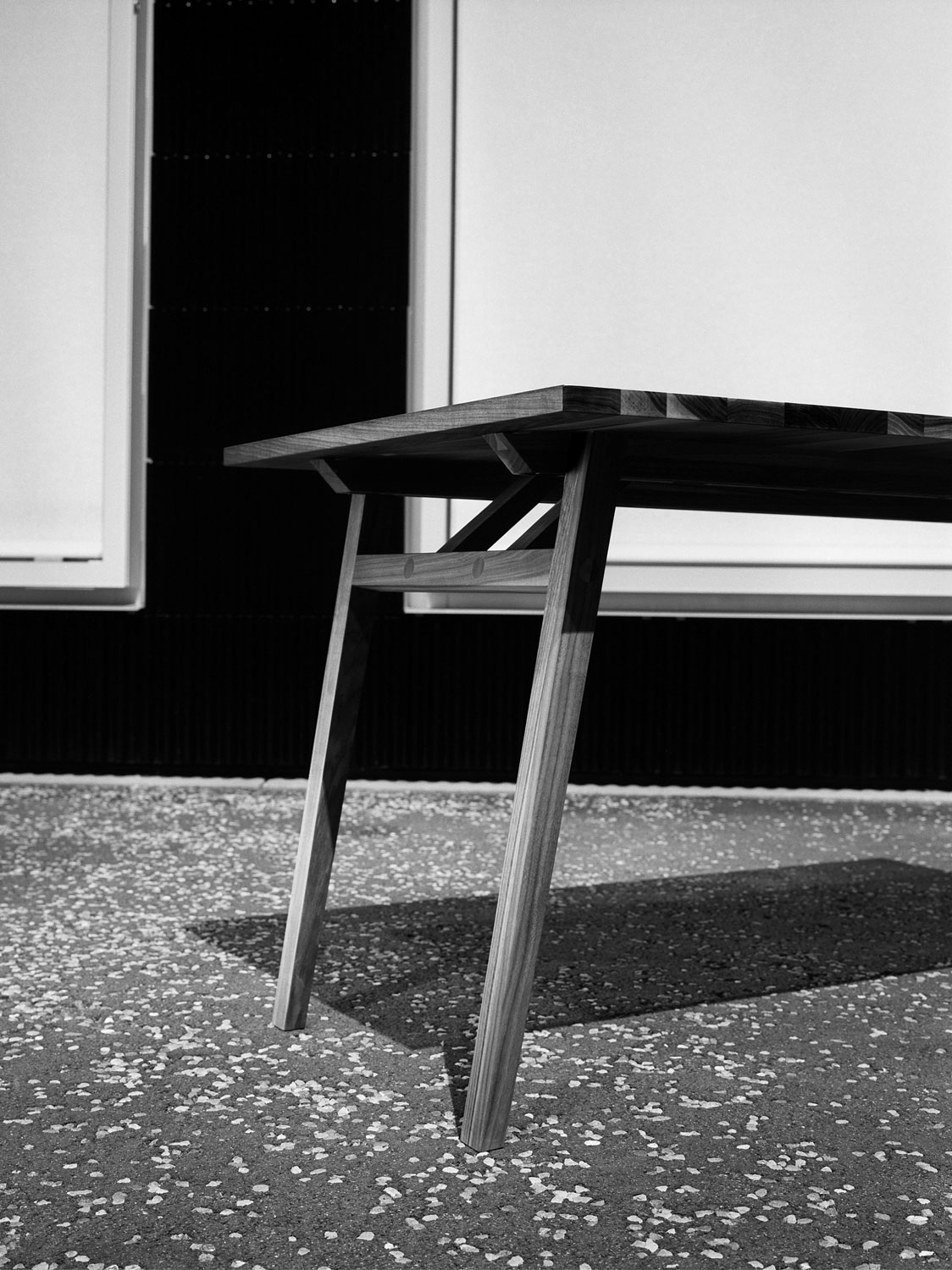 Esstisch Illex, Nussbaum massiv (Massivholz), Tischfussposition Aussen