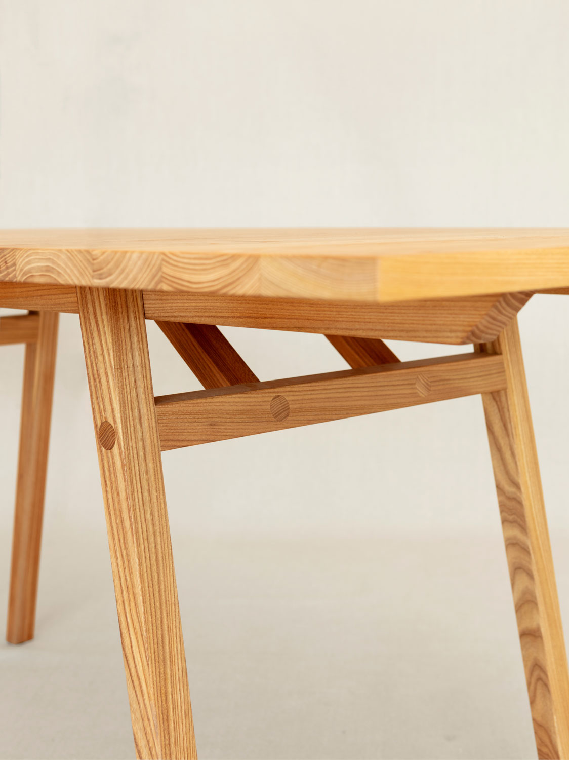 Esstisch Illex, Ulme massiv (Massivholz), Tischfussposition Innen