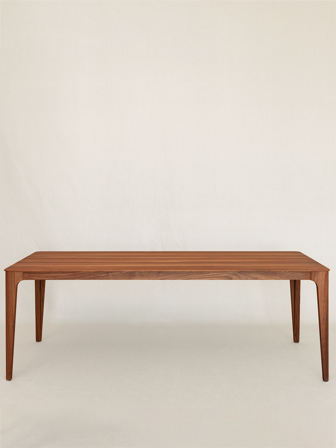 Ausziehbarer Tisch Jas, Nussbaum massiv (Massivholz), 200 × 90 cm, hergestellt in Winterthur
