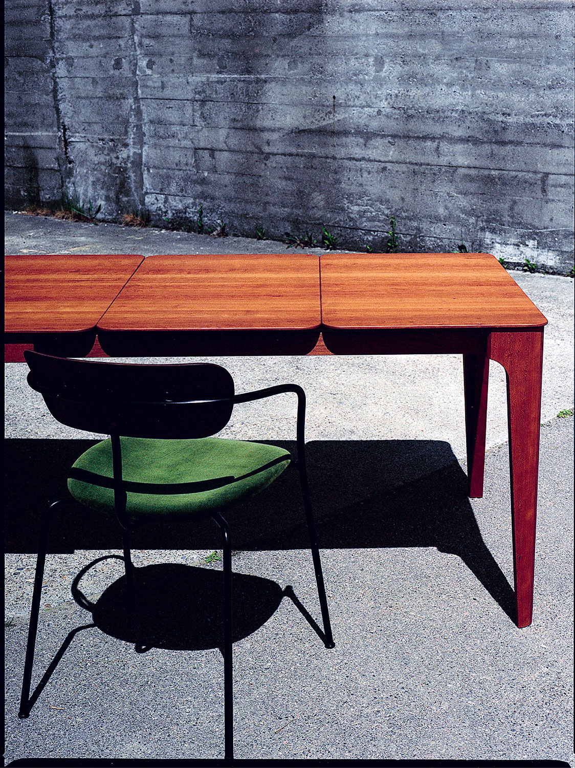 Ausziehbarer Tisch Jas, Black Cherry massiv (Massivholz), mit 2 Einlegeplatten