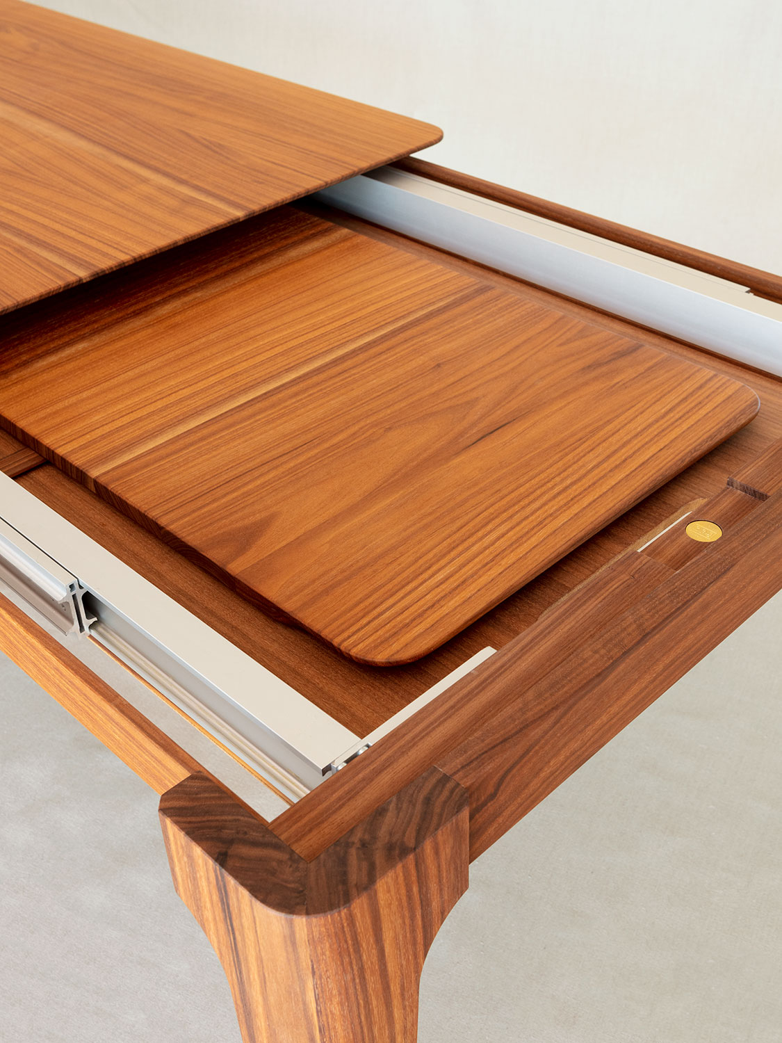 Ausziehbarer Tisch Jas, Nussbaum massiv (Massivholz)