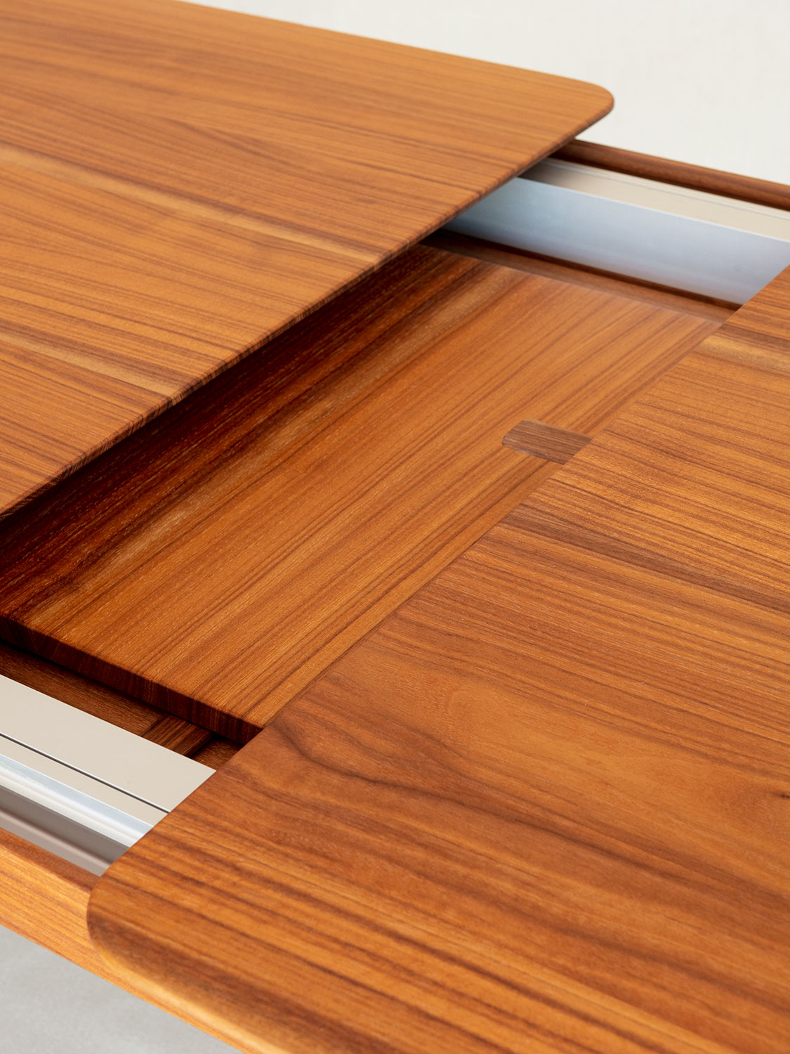 Ausziehbarer Tisch Jas, Nussbaum massiv