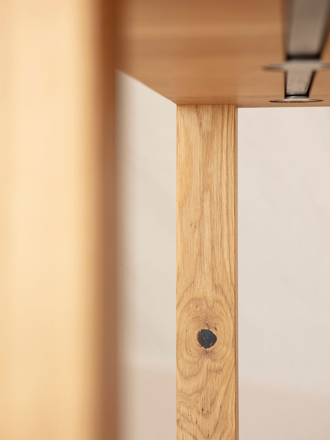 Esstisch Redu in Asteiche massiv – bis 180 cm Länge beträgt die Plattenstärke 3 und die Beindicke 6 cm.