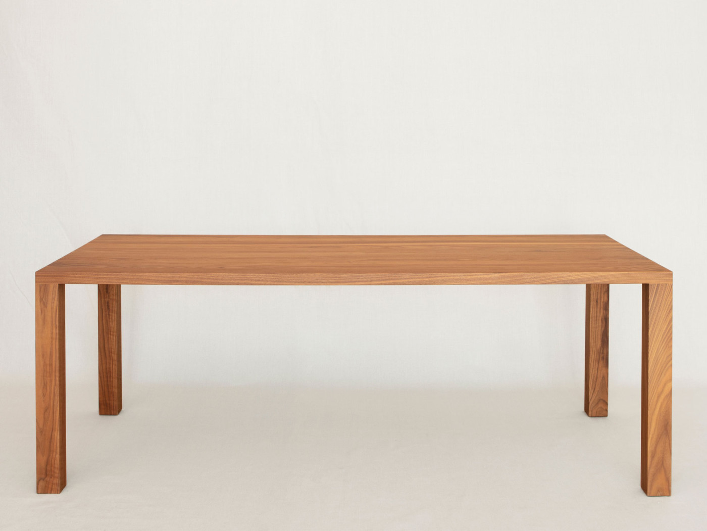 Esstisch Redu, Nussbaum massiv (Massivholz), 210 × 90 cm, hergestellt in Winterthur