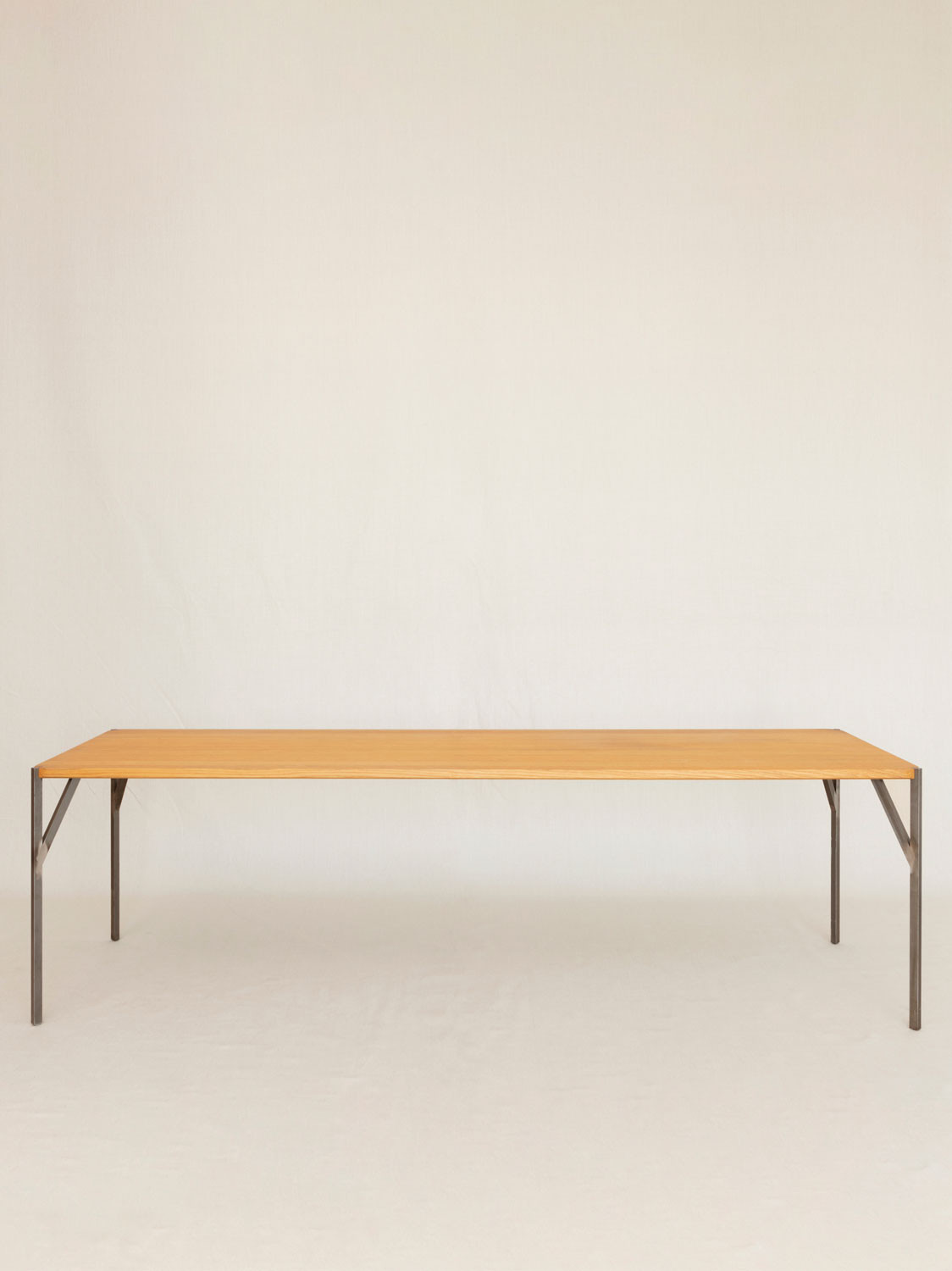Esstisch Tryas, Eiche massiv (Massivholz), 250 × 80 cm, Beine in Rohstahl, hergestellt in Winterthur