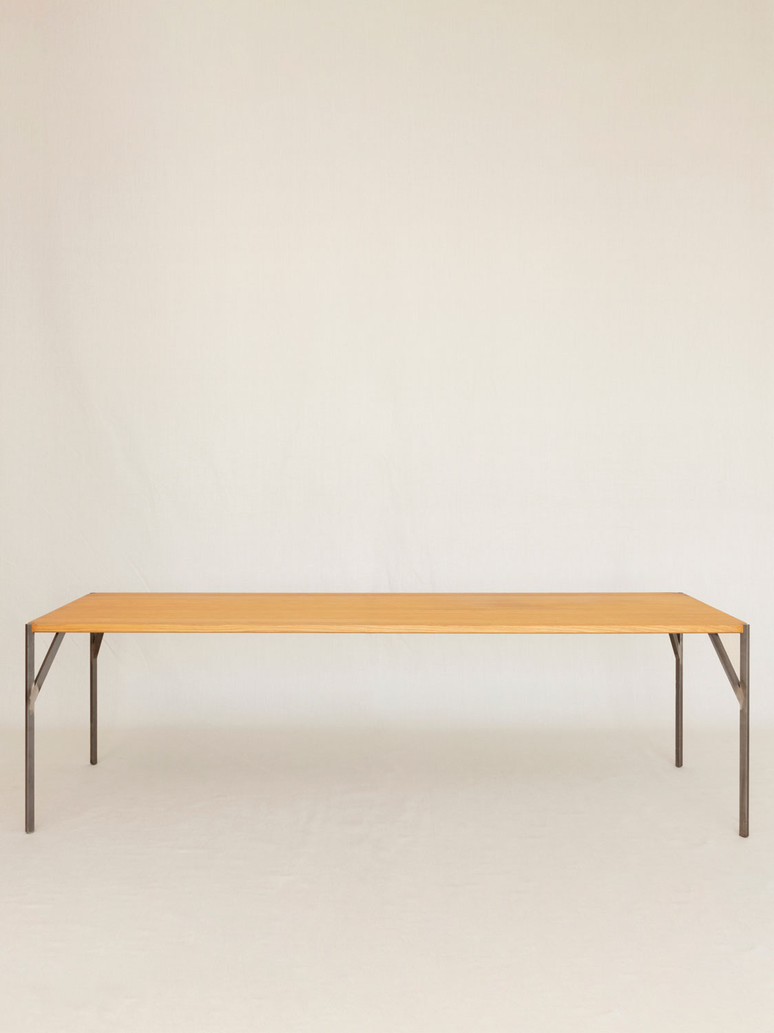 Tryas, Esstisch in Eiche massiv, 250 x 80 cm mit Beinen in Rohstahl