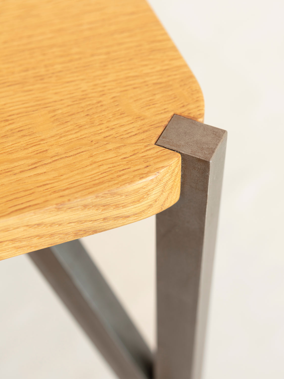 Tryas, Esstisch in Eiche massiv, Eckdetail mit Bein in Rohstahl