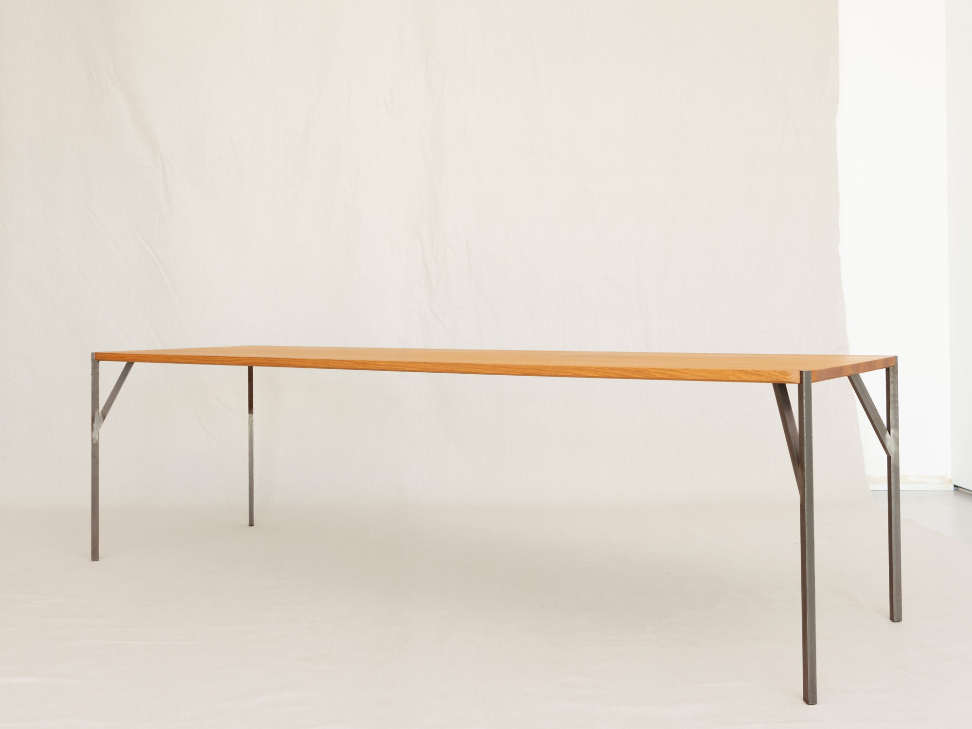 Tryas, Esstisch in Eiche massiv, 250 x 80 cm mit Beinen in Rohstahl