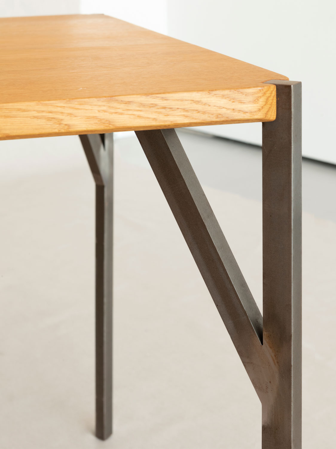 Tryas, Esstisch in Eiche massiv, Eckdetail mit Bein in Rohstahl