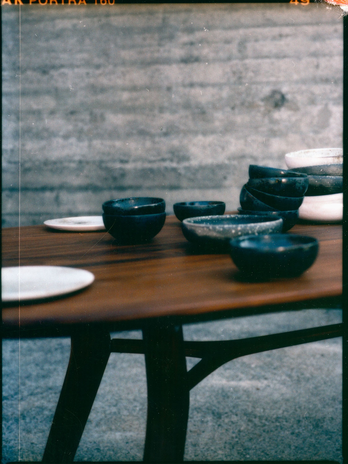 Esstisch Vesta, Nussbaum massiv (Massivholz), mit Geschirr von KH Würtz