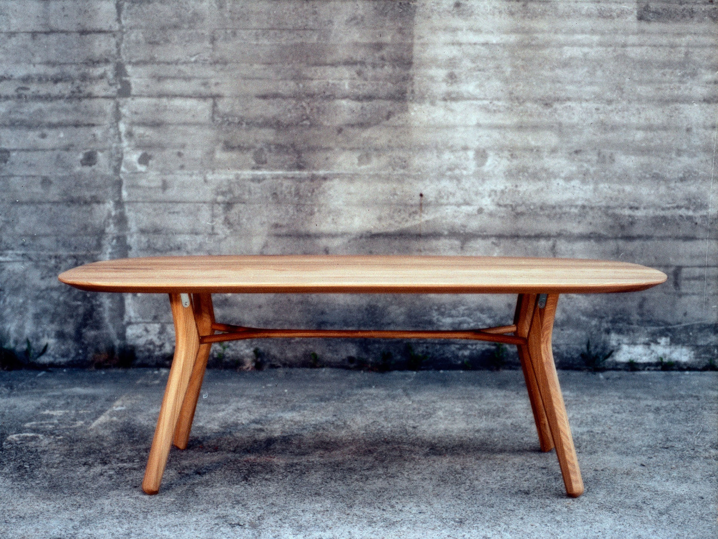 Esstisch Vesta, Ulme massiv (Massivholz), 241 × 107 cm, hergestellt in Winterthur