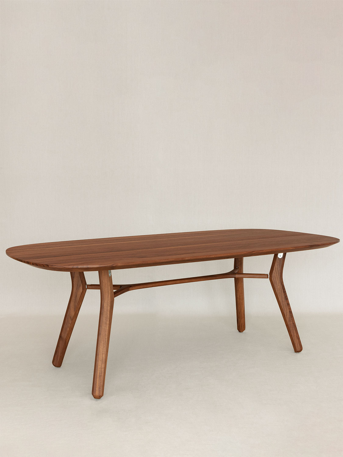 ovaler Esstisch Vesta, Nussbaum massiv, 208 &times; 103 cm, hergestellt in Winterthur