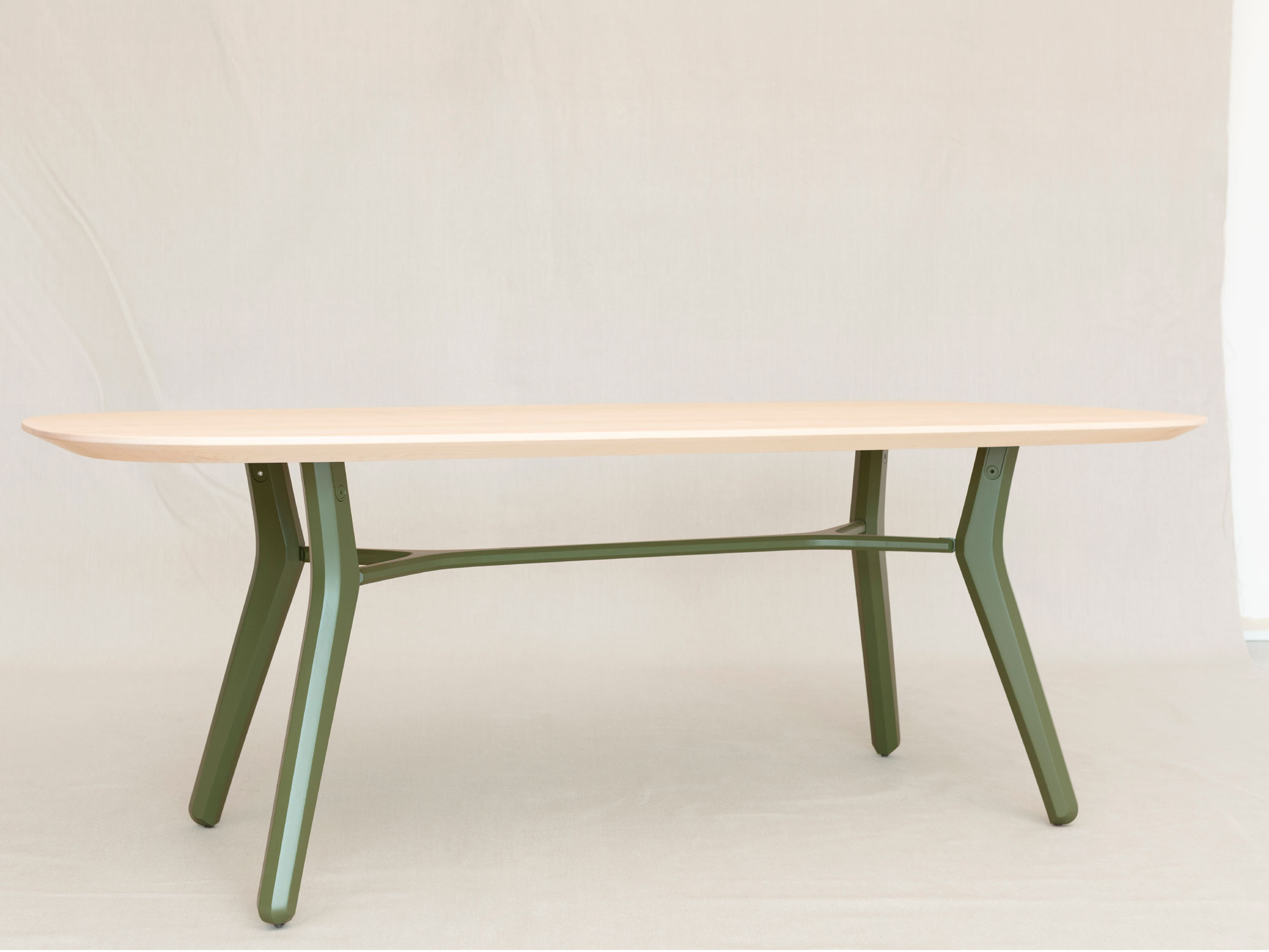 Esstisch Vesta, Ahorn massiv, 241 × 107 cm (Massivholz), Beine farbig lackiert