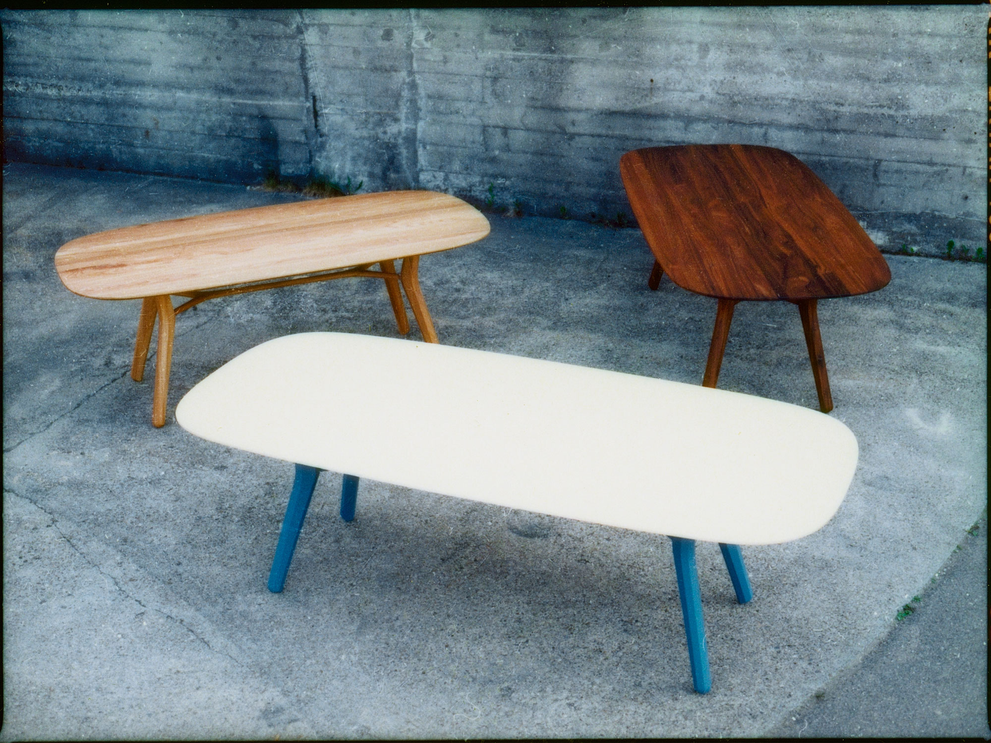 Vesta-Tischfamilie in Ulme, Nussbaum und Ahorn mit farbig lackierten Beinen