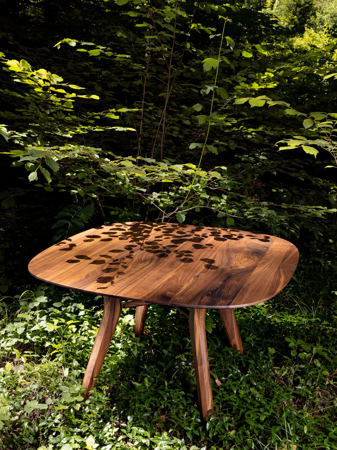 Massivholzesstisch Vesta, Nussbaum massiv (Massivholz), 120 × 120 cm, quadratisch, hergestellt in Winterthur