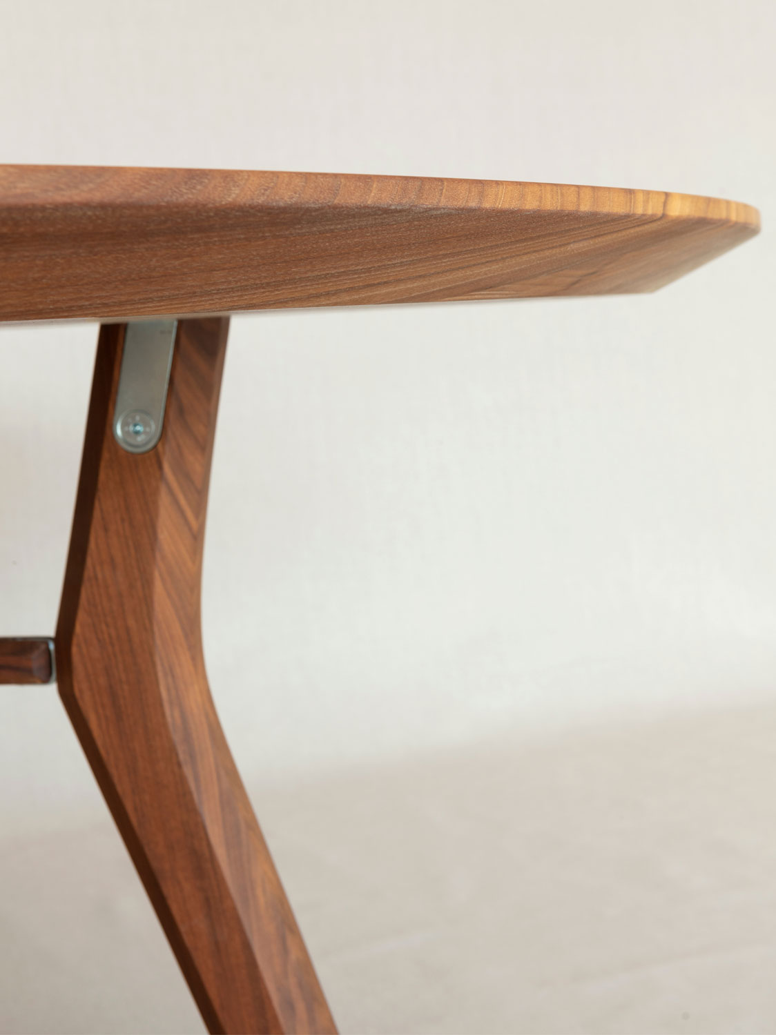 Esstische Vesta, Astnussbaum massiv (Massivholz), ø 156 cm, rund